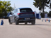 El Mercedes-Benz EQS 580 4MATIC pierde la compostura en la prueba de alces de km77, eliminando conos como Mario pisa Goombas. (Fuente de la imagen: captura de pantalla de km77 en YouTube)