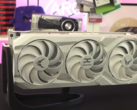 La Red Devil RX 9070 XT Limited Spectral White Edition de PowerColor se lanzará el 8 de abril (Fuente de la imagen: OC3D TV, YouTube)