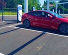 Tesla en una nueva estación de Supercargadores V4 en Francia (imagen: Alexandre Druliolle)