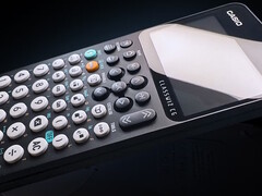 La calculadora gráfica programable Casio fx-CG100 ClassWiz viene con más de 2.900 funciones para abordar problemas matemáticos sencillos y difíciles. (Fuente de la imagen: Casio)