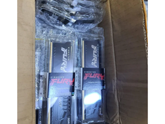 El palé de devoluciones de Amazon con 40 sticks de módulos de memoria Fury Beast DDR5 de 16 GB de Kingston