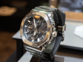 El Casio G-Shock GMC-B2100Y-1AER (en la imagen) tiene la forma y construcción metálicas familiares de la serie 2100. (Fuente de la imagen: Impress Watch)