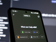 Según el estudio en cuestión, el polaco está a la cabeza de todas las lenguas con una precisión media del 88% en escalas de contexto largo. El inglés se sitúa en el número 6 de esa escala. En la foto, una imagen de archivo del móvil ChatGPT. (Fuente de la imagen: Zulfugar Karimov en Unsplash)