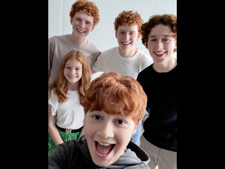 En la foto: Los actores Tristan Harland (Fred Weasley), Gabriel Harland (George Weasley), Ruari Spooner (Percy Weasley), Gracie Cochrane (Ginny Weasley) y Alastair Stout (Ron Weasley) en la nueva serie de Harry Potter.
