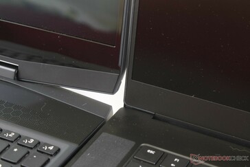 Los biseles de la Blade 15 (derecha) son mucho más estrechos y elegantes que los de la Alienware m15 (izquierda).