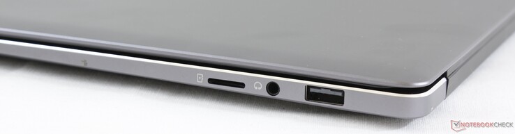 derecha: Lector de microSD, auriculares de 3,5 mm, USB 2.0