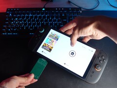 Yu del canal de YouTube Better Gaming sosteniendo una Nintendo Switch 2 en una mano y un adaptador PCB verde de código abierto en la otra, intentando insertarlo en la ranura microSD Express del dispositivo (Fuente de la imagen: Better Gaming vía YouTube)