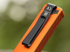 La Olight ArkPro Ultra cuenta con un resistente clip metálico en la parte trasera.
