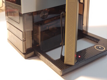 Las luces de estado se ocultan tras las linternas. (Fuente de la imagen: Notebookcheck)