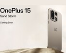 Smartphone OnePlus 15 edición Sand Storm con configuración de triple cámara mostrado contra un fondo de arena del desierto. (Fuente de la imagen: OnePlus)