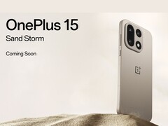 Smartphone OnePlus 15 edición Sand Storm con configuración de triple cámara mostrado contra un fondo de arena del desierto. (Fuente de la imagen: OnePlus)