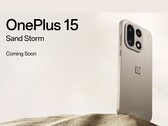 Smartphone OnePlus 15 edición Sand Storm con configuración de triple cámara mostrado contra un fondo de arena del desierto. (Fuente de la imagen: OnePlus)