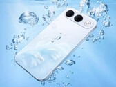 El Oppo A7 Pro integra una única cámara en un módulo de gran tamaño con forma de pastilla.
