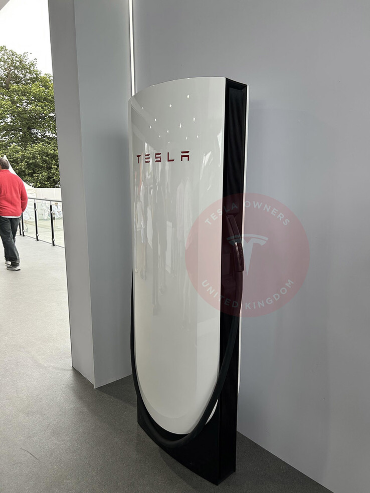 La pila de Supercargadores V4 con preparación de terminal de pago con tarjeta (imagen: Tesla Owners UK/Twitter)