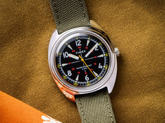 El reloj Timex x Bespoke Post de edición limitada de 36 mm, en la imagen con una correa Cordura color oliva sobre un fondo mostaza oscuro. (Fuente de la imagen: Timex)