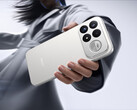 El Redmi K100 Pro Max cuenta con un sistema de altavoces de 2.1 canales con tecnología Sound by Bose. En la imagen: una fotografía promocional del teléfono en la que se muestra su parte trasera.