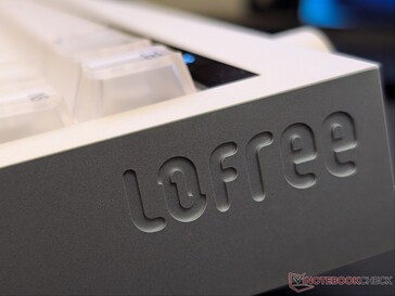 Logotipo de Lofree grabado en relieve en el lado derecho.