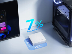 Minisforum presenta la M1-1295 en una sencilla carcasa plateada que mide 195 x 193 x 51,9 mm y pesa 1,12 kg. (Fuente de la imagen: Minisforum)