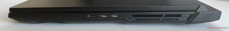 Derecha: lector de tarjetas microSD, 2x USB-C 4.0 con Thunderbolt 5 (80 GBit/s, DisplayPort 2.1, 1x Power Delivery)
