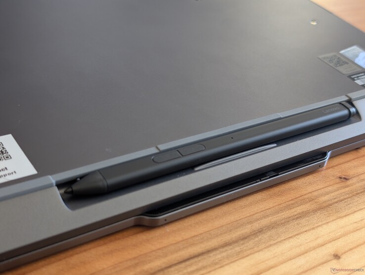 El Slim Pen 2 queda bien sujeto y casi a ras en su compartimento para bolígrafos
