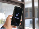 Un smartphone en el que se ve el logotipo de TikTok