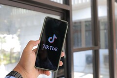 Un smartphone en el que se ve el logotipo de TikTok