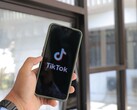 Un smartphone en el que se ve el logotipo de TikTok