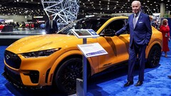 El presidente Biden en Detroit junto a un Mustang Mach-E (imagen: Reuters)