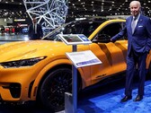 El presidente Biden en Detroit junto a un Mustang Mach-E (imagen: Reuters)