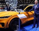 El presidente Biden en Detroit junto a un Mustang Mach-E (imagen: Reuters)