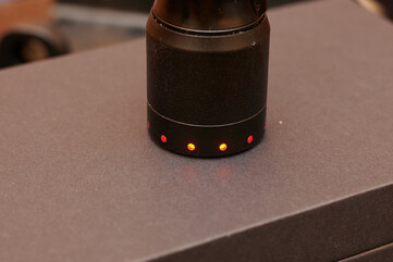 La cabeza queda al ras sin que se vea la luz, pero el anillo está iluminado indirectamente. (Fuente de la imagen: Andreas Sebayang/Notebookcheck)