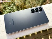 Se espera que el sucesor del Samsung Galaxy S25 FE que aparece en la imagen presente muy pocos cambios de diseño.