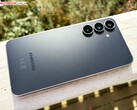 Se espera que el sucesor del Samsung Galaxy S25 FE que aparece en la imagen presente muy pocos cambios de diseño.