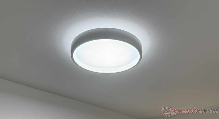 La lámpara de techo Govee Sky de 21 pulgadas con luz blanca fría.