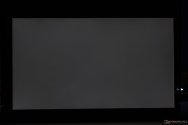 No hay sangrado de pantalla desigual, pero la baja relación de contraste hace que el color negro tenga un aspecto muy gris.