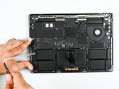 El MacBook Pro Apple M5 sólo ha obtenido mejoras mínimas de reparación. (Fuente de la imagen: iFixit)