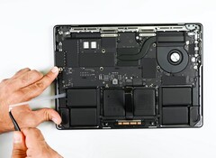 El MacBook Pro Apple M5 sólo ha obtenido mejoras mínimas de reparación. (Fuente de la imagen: iFixit)