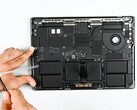 El MacBook Pro Apple M5 sólo ha obtenido mejoras mínimas de reparación. (Fuente de la imagen: iFixit)