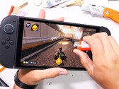 Aparte de la pantalla fácilmente rayable, la Nintendo Switch 2 parece estar bien construida (Fuente de la imagen: JerryRigEverything)