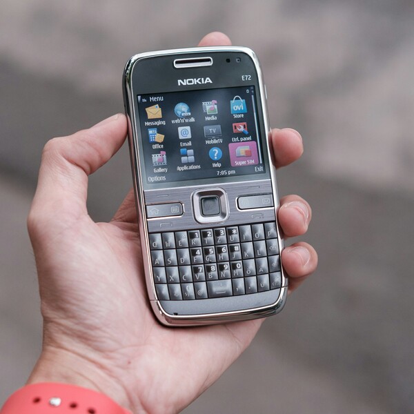 El renovado Nokia E72 debería mantener las teclas de acceso directo en el teclado QWERTY. (Fuente de la imagen: Unsplash - editado)