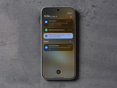 El OnePlus 15 tuvo que desactivar algunas funciones para asegurarse de que la temperatura no subiera más. En la imagen: una captura de pantalla del vídeo de la prueba de estrés. (Fuente de la imagen: Max Tech)