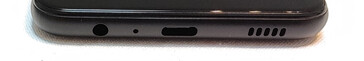 Parte inferior: 3.Puerto de 5 mm, micrófono, puerto USB-C, altavoz