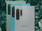 Un concepto del Sony Xperia 1 V realizado por un aficionado lo muestra con un equipo de cámara adicional. (Fuente de la imagen: PEACOCK &amp; Unsplash - editado)