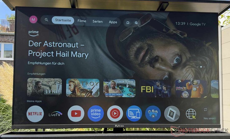 El Sylvox Frameless Pro lleva al jardín la interfaz de Google TV que se encuentra en muchos televisores inteligentes para interiores.