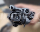 El DJI Mini 5 Pro de cerca con su cámara de 24 mm y f/1,8. (Fuente de la imagen: vía DroneXL &amp; Jasper Ellens)