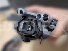 El DJI Mini 5 Pro de cerca con su cámara de 24 mm y f/1,8. (Fuente de la imagen: vía DroneXL &amp;amp; Jasper Ellens)