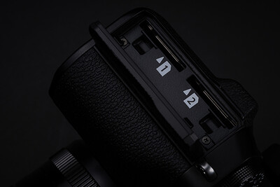 La X-T5 de Fujifilm incorpora ranuras dobles para tarjetas SD con rápidas velocidades de lectura y escritura, lo que disminuye los tiempos de espera tras el disparo en ráfaga a través del búfer de 43 imágenes. (Fuente de la imagen: Fujifilm)
