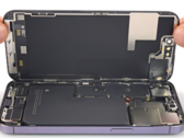 El interior del iPhone 14 Pro, incluida la batería. (Fuente: iFixit)