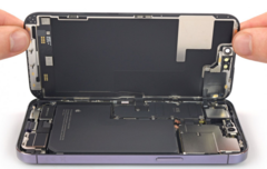 El interior del iPhone 14 Pro, incluida la batería. (Fuente: iFixit)
