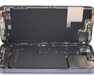 El interior del iPhone 14 Pro, incluida la batería. (Fuente: iFixit)